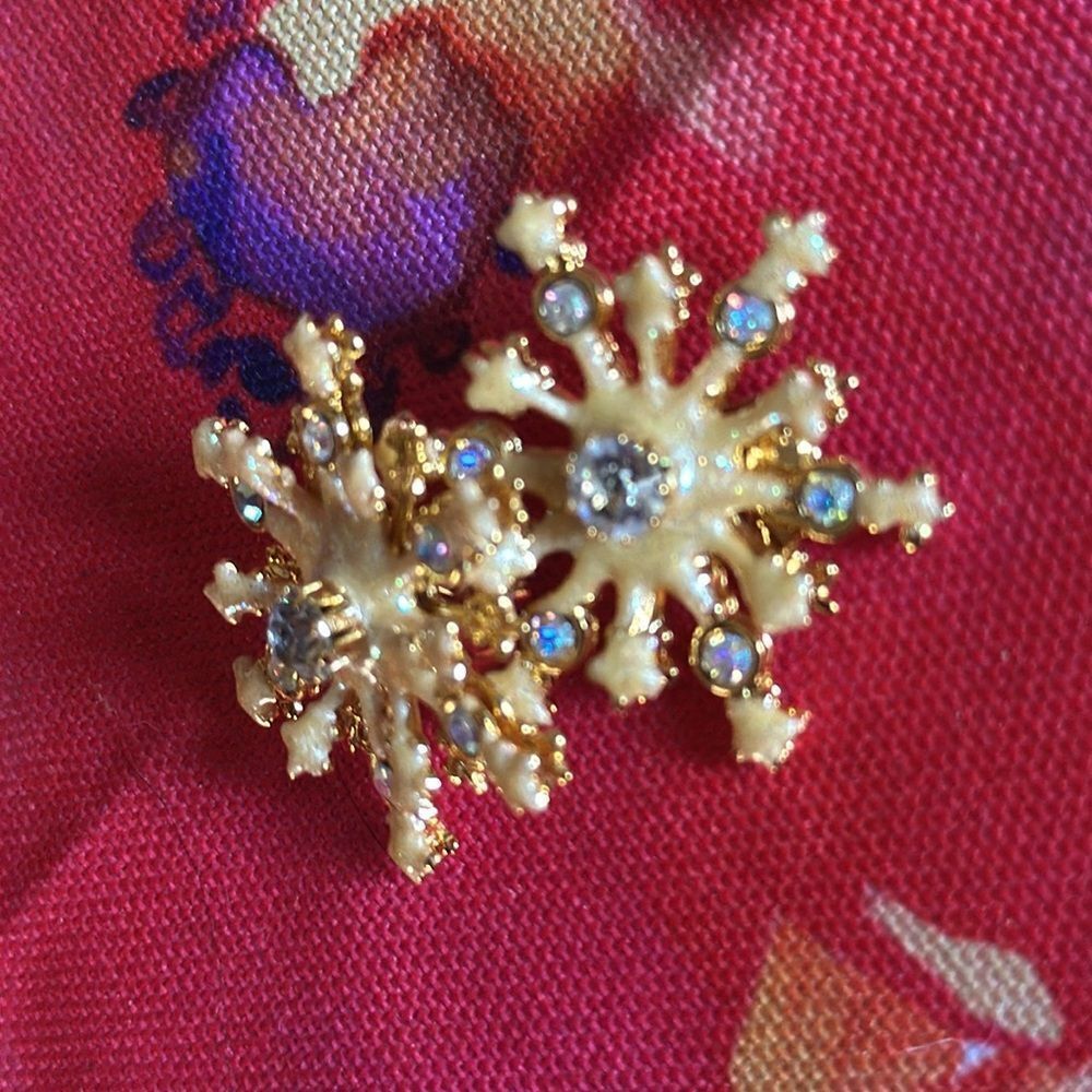 Kirk’s Folly vintage clip on Snowflake and Crystal Rhinestone Earrings - Picture 3 of 3